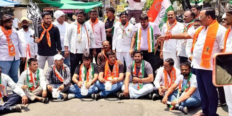 NEET परीक्षा पेपरफुटीच्या निषेधार्थ जळगावात महाविकास आघाडीचे तीव्र आंदोलन