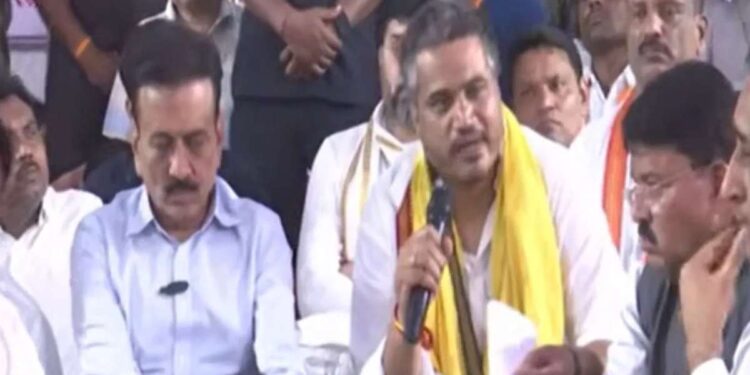 अखेर तोडगा निघाला! रोहित पवारांचे आंदोलन स्थगित; ‘या’ अटीवर सुटला कोंडीचा तिढा