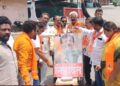 जळगावात ठाकरे गट आक्रमक; बंडखोर खासदारांच्या फोटोंना मारले जोडे, तर राऊतांच्या फोटोला दुग्धाभिषेक!
