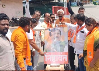 जळगावात ठाकरे गट आक्रमक; बंडखोर खासदारांच्या फोटोंना मारले जोडे, तर राऊतांच्या फोटोला दुग्धाभिषेक!
