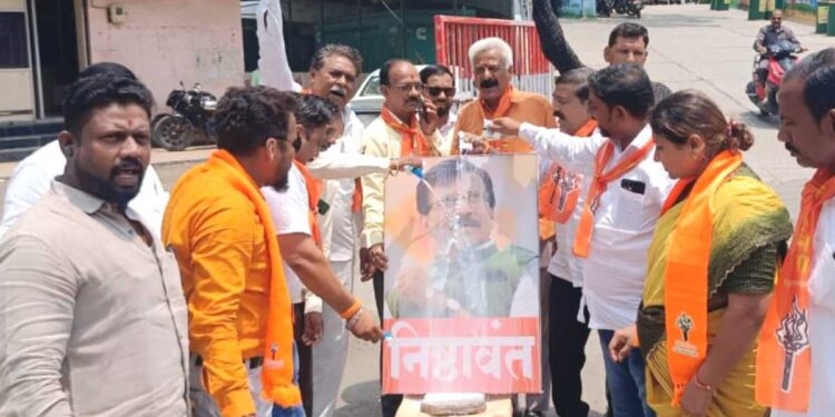 जळगावात ठाकरे गट आक्रमक; बंडखोर खासदारांच्या फोटोंना मारले जोडे, तर राऊतांच्या फोटोला दुग्धाभिषेक!