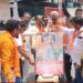 जळगावात ठाकरे गट आक्रमक; बंडखोर खासदारांच्या फोटोंना मारले जोडे, तर राऊतांच्या फोटोला दुग्धाभिषेक!
