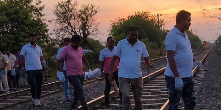 भयंकर ! महाराष्ट्र एक्सप्रेसच्या धडकेत महिलेसह १५ शेळ्यांचा जागीच मृत्यू, बुलढाण्यात धक्कादायक घटना