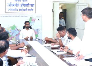 जिल्हाधिकाऱ्यांनी घेतला पाचोरा तालुकास्तरीय  सर्व विभागांचा कामकाज आढावा; प्रलंबित प्रश्न तात्काळ सोडविण्याचे निर्देश