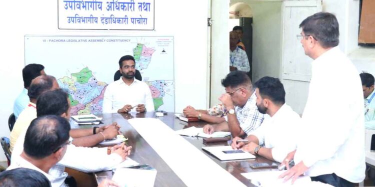 जिल्हाधिकाऱ्यांनी घेतला पाचोरा तालुकास्तरीय सर्व विभागांचा कामकाज आढावा; प्रलंबित प्रश्न तात्काळ सोडविण्याचे निर्देश