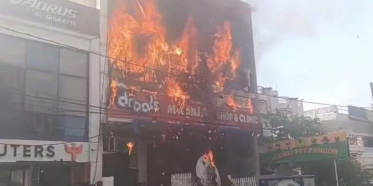 कोचिंग सेंटरला भीषण ; विद्यार्थ्यांनी इमारतीच्या मजल्यावरून मारल्या उड्या, अनेकजण अडकल्याची भीती