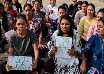 नंदुरबारच्या शासकीय मुलींच्या वसतिगृहात खळबळ; २२ विद्यार्थिनींच्या अन्नात विष मिसळण्याचा गंभीर आरोप