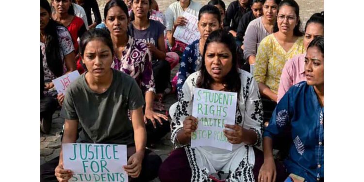 नंदुरबारच्या शासकीय मुलींच्या वसतिगृहात खळबळ; २२ विद्यार्थिनींच्या अन्नात विष मिसळण्याचा गंभीर आरोप