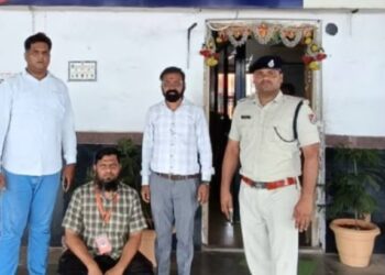भुसावळ रेल्वे स्थानकावरील ‘त्या’ व्हिडिओनंतर विक्रेत्याला अटक; स्टॉल केला सील, ठेकेदाराचे धाबे दणाणले!