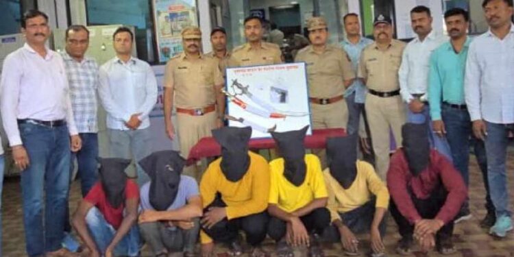 भुसावळमध्ये पोलिसांचे ‘कोबिंग ऑपरेशन’; सराईत गुन्हेगार, तडीपार आणि अवैध धंदेवाल्यांचे धाबे दणाणले