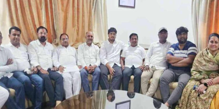 “लोकशाहीची थट्टा थांबवा!” भाजप उमेदवाराच्या वर्तणुकीला कंटाळून चाळीसगावच्या १३ नगरसेवकांचा मतदानाला ‘नकार’