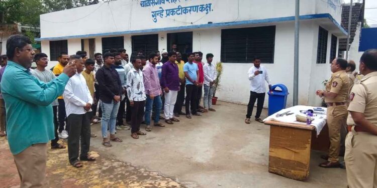 चाळीसगावात पोलिसांचे ‘मिशन ऑल आऊट’; ४४ गुन्हेगार ताब्यात, ३९ लाखांच्या कार्ससह शस्त्रे जप्त!
