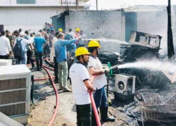 जळगाव एमआयडीसीतील कुलर कारखान्याला भीषण आग; लाखोंचे नुकसान, मोठा अनर्थ टळला