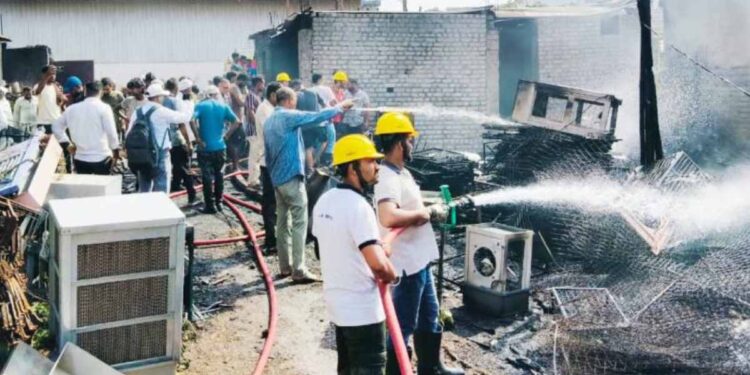 जळगाव एमआयडीसीतील कुलर कारखान्याला भीषण आग; लाखोंचे नुकसान, मोठा अनर्थ टळला