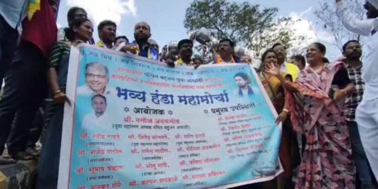 पाणीपुरवठा मंत्र्यांच्याच जिल्ह्यात पाण्यासाठी वणवण! जळगावात ‘वंचित’चा जिल्हाधिकारी कार्यालयावर भव्य हंडा मोर्चा