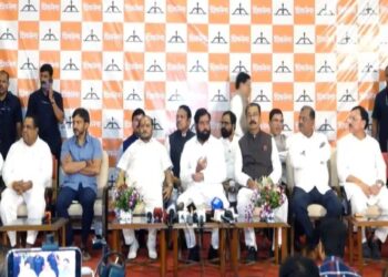 ठाकरे गटाला मोठा धक्का! अखेर त्या सहा खासदारांचा एकनाथ शिंदेंच्या उपस्थित शिवसेनेत प्रवेश