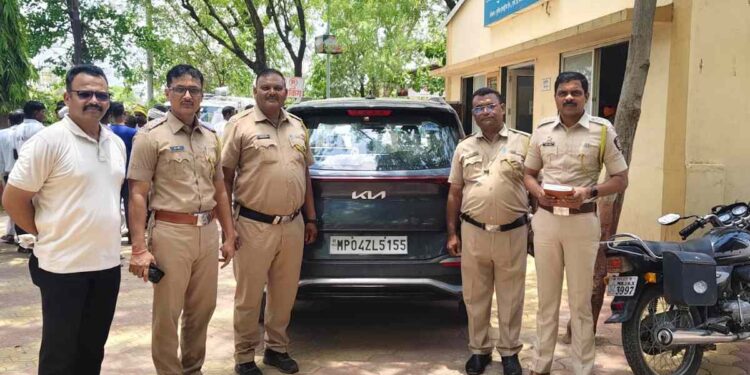 जळगाव पोलिसांनी पकडली गुजरातमधून चोरी गेलेली ९ लाखांची कार