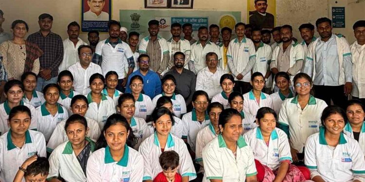 ग्रामीण युवक-युवतींसाठी स्वयंरोजगाराच्या नव्या संधी; आरसेटी केंद्राची जिल्हाधिकाऱ्यांकडून पाहणी