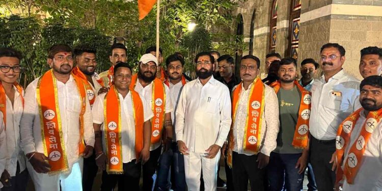 जळगावात भाजपला खिंडार! अनेक पदाधिकाऱ्यांचा शिवसेनेत जाहीर प्रवेश