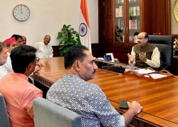 विद्यार्थ्यांवरील पोलिस कारवाई आणि परीक्षा घोटाळ्यांवर संसदेत चर्चेची मागणी; राहुल गांधींचे लोकसभा अध्यक्षांना निवेदन