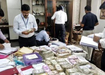 लाचखोर मुद्रांक जिल्हाधिकारी चौधरी प्रकरणाला नवे वळण; एसीबीची सीलबंद घरात गोपनीय झाडाझडती