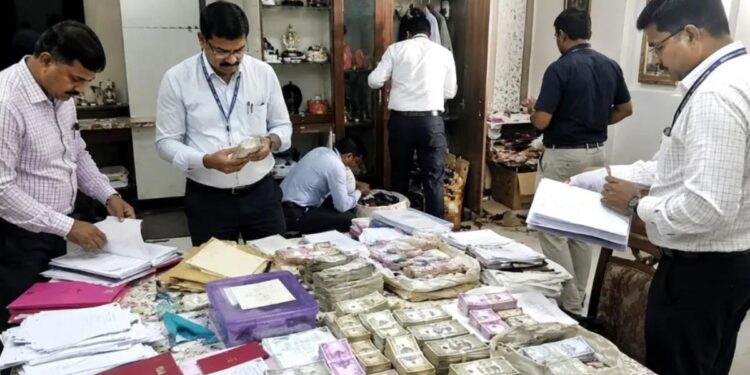 लाचखोर मुद्रांक जिल्हाधिकारी चौधरी प्रकरणाला नवे वळण; एसीबीची सीलबंद घरात गोपनीय झाडाझडती