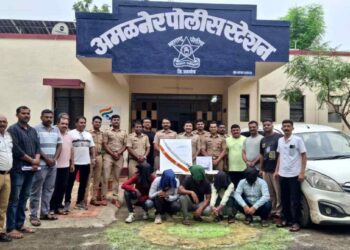 अमळनेरमध्ये पोलिसांचे भल्यापहाटे कोम्बिंग ऑपरेशन; गावठी बंदूकसह तलवार जप्त, ११३ सराईतांची तपासणी