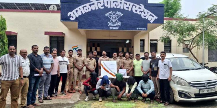 अमळनेरमध्ये पोलिसांचे भल्यापहाटे कोम्बिंग ऑपरेशन; गावठी बंदूकसह तलवार जप्त, ११३ सराईतांची तपासणी