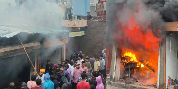 जळगावच्या तांबापुरा परिसरातील दोन दुकानांना भीषण आग
