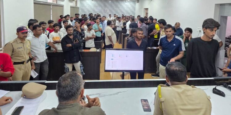 ‘रील्स बहाद्दरांना’ जळगाव पोलिसांचा दणका; थेट मुख्यालयात बोलावून दिला कायद्याचा डोस!