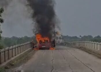 मोठी बातमी ! जळगाव तापी पुलावर कार जळून खाक; सुदैवाने मोठी जीवितहानी टळली!
