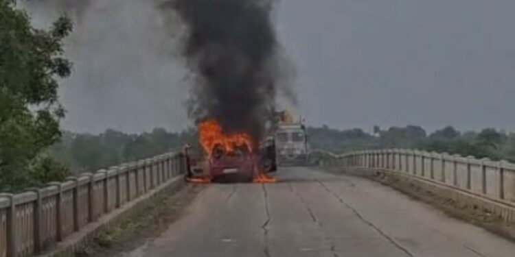 मोठी बातमी ! जळगाव तापी पुलावर कार जळून खाक; सुदैवाने मोठी जीवितहानी टळली!