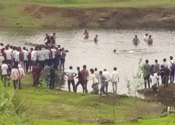 अमळनेर हादरले! सेल्फीच्या नादात ३ मुलांचा खदाणीत बुडून दुर्दैवी मृत्यू