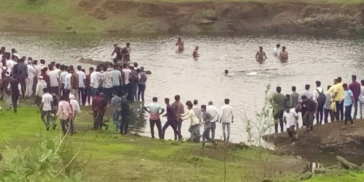 अमळनेर हादरले! सेल्फीच्या नादात ३ मुलांचा खदाणीत बुडून दुर्दैवी मृत्यू