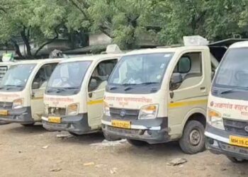 वेतनासाठी घंटागाडी कर्मचाऱ्यांचा एल्गार; जळगावातील कचरा संकलन सेवा ठप्प, स्वच्छतेचा प्रश्न ऐरणीवर