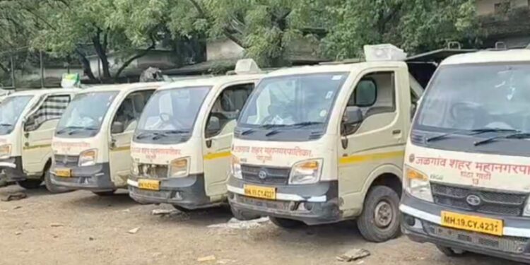 वेतनासाठी घंटागाडी कर्मचाऱ्यांचा एल्गार; जळगावातील कचरा संकलन सेवा ठप्प, स्वच्छतेचा प्रश्न ऐरणीवर
