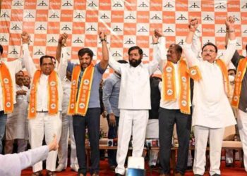 ठाकरे गटाच्या ६ फुटीर खासदारांना झटका ! थेट सर्वोच्च न्यायालयाची नोटीस