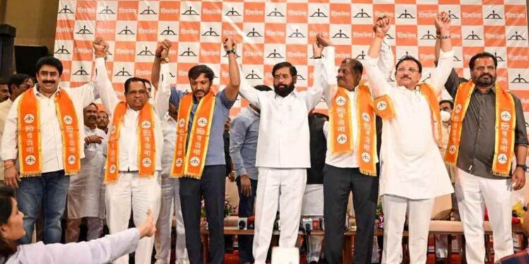 ठाकरे गटाच्या ६ फुटीर खासदारांना झटका ! थेट सर्वोच्च न्यायालयाची नोटीस