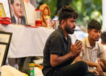 जंतर-मंतरवरील आंदोलनादरम्यान अभिजीत दीपकेंची प्रकृती खालावली; ‘मला माफ करा’, म्हणत आंदोलनस्थळ सोडले
