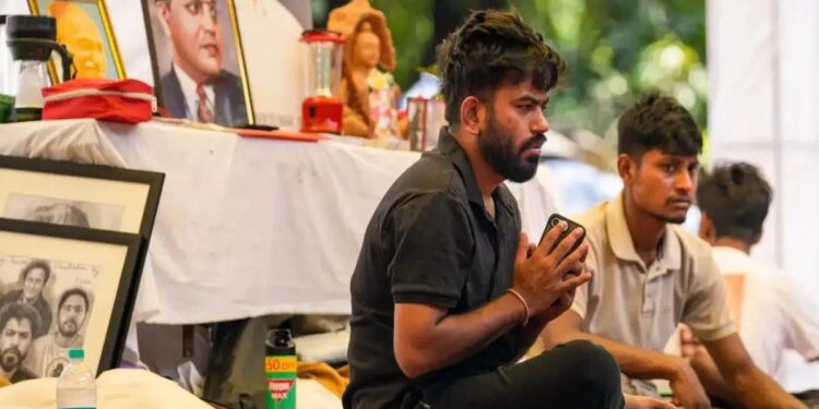 जंतर-मंतरवरील आंदोलनादरम्यान अभिजीत दीपकेंची प्रकृती खालावली; ‘मला माफ करा’, म्हणत आंदोलनस्थळ सोडले