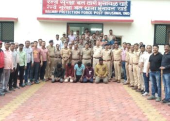 भुसावळात पोलीस व RPF ची संयुक्त धडक कारवाई ; सराईत गुन्हेगारांसह २५ संशयित ताब्यात