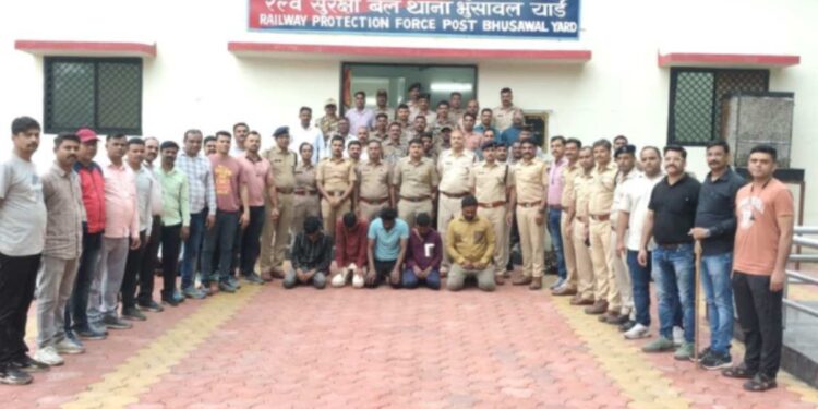 भुसावळात पोलीस व RPF ची संयुक्त धडक कारवाई ; सराईत गुन्हेगारांसह २५ संशयित ताब्यात