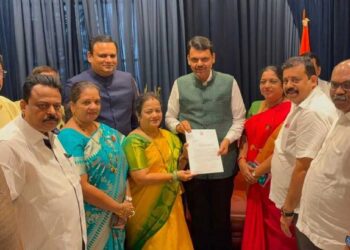 ठाकरे सेनेचे तीन आमदार मुख्यमंत्री देवेंद्र फडणवीसांच्या भेटीला ; राजकीय वर्तुळात उलट-सुलट चर्चा