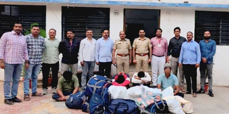 मध्य प्रदेशातून चाळीसगावात गुटख्याची तस्करी; पोलिसांच्या सापळ्यात ५ जण अटकेत, साडेसहा लाखांचा मुद्देमाल जप्त