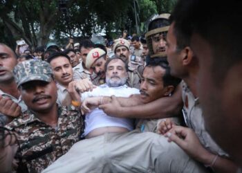 विद्यार्थ्यांच्या प्रश्नावरून राजधानीत राजकीय संघर्ष पेटला ; राहूल, प्रियांका गांधीसह अनेक खासदारांना पोलिसांनी घेतले ताब्यात