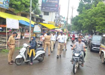 जळगावात महाविद्यालय परिसरात वाहतूक पोलिसांची धडक कारवाई