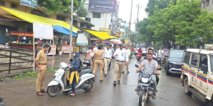 जळगावात महाविद्यालय परिसरात वाहतूक पोलिसांची धडक कारवाई