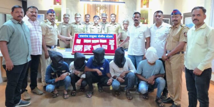 जळगाव पोलिसांची मोठी कारवाई; १० गुन्ह्यांची उकल करत पाच सराईत आरोपींना अटक, लाखोंचा मुद्देमाल जप्त