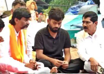 पुन्हा लाठीचार्ज झाला तर..; मनोज जरांगेंनी अभिजीत दिपकेंची भेट घेत मोदी सरकारवर साधला निशाणा