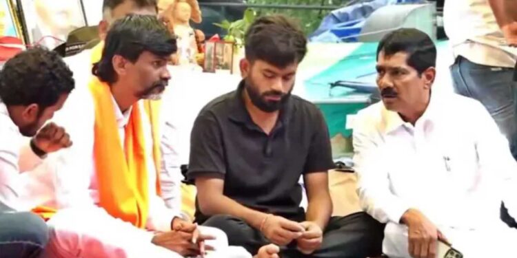 पुन्हा लाठीचार्ज झाला तर..; मनोज जरांगेंनी अभिजीत दिपकेंची भेट घेत मोदी सरकारवर साधला निशाणा
